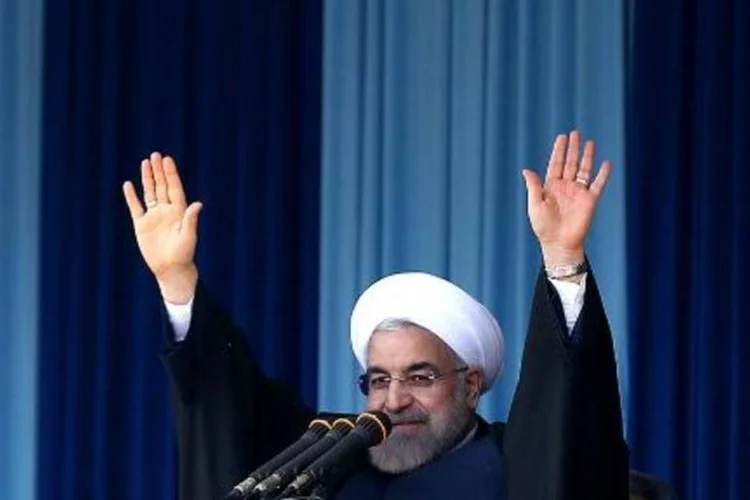 Presidente Hassan Rohani durante comício: "Não negociamos com o Senado americano, não negociamos com a Câmara de Representantes, negociamos com um grupo chamado 5+1" (HO/AFP)