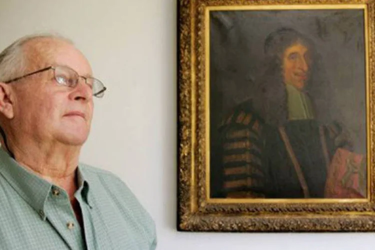 Mike Hasting junto ao retrato de um parente real em sua cidade natal de Jerilderie: ele morreu na Austrália, país para onde imigrou em busca de aventura em 1960 (William West/AFP)