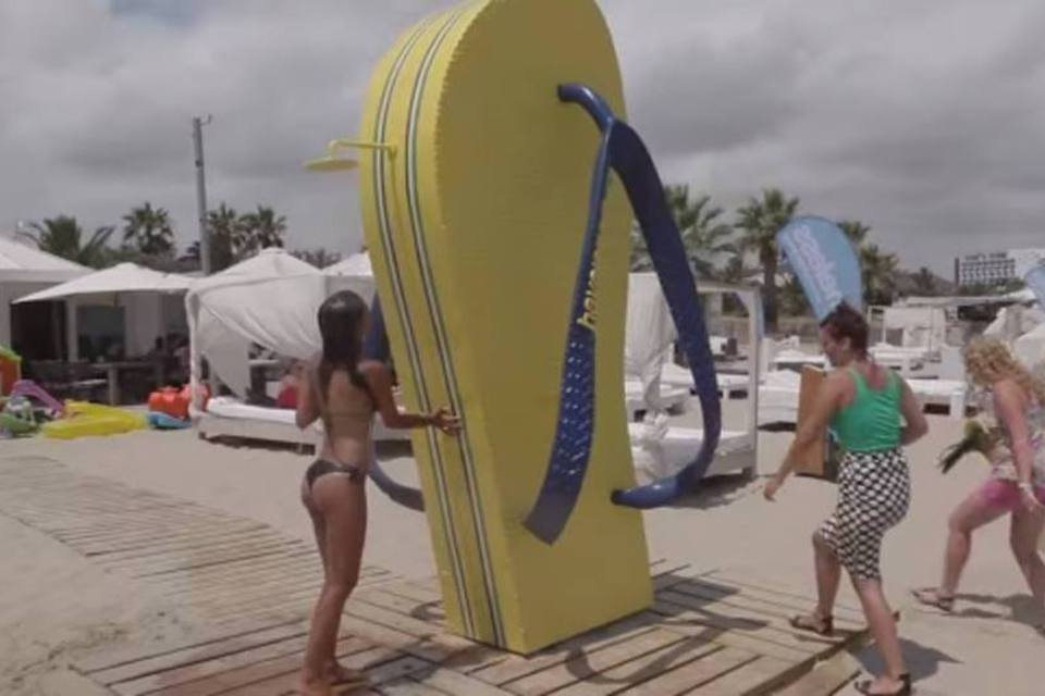 Havaianas gigante desembarca em Ibiza (Reprodução/YouTube)