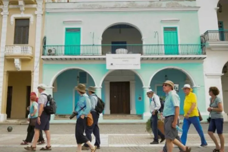 
	Turistas em Havana: o faturamento do turismo em Cuba aumentou 46% e o n&uacute;mero de visitantes evoluiu em 39%
 (Yamil Lage/AFP)
