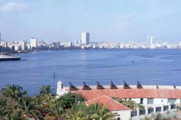 
	A nadadora, que tenta o feito pela quarta vez, partiu no s&aacute;bado e iniciou seu trajeto em um canal na marinha Hemingway, em Havana
 (SXC)