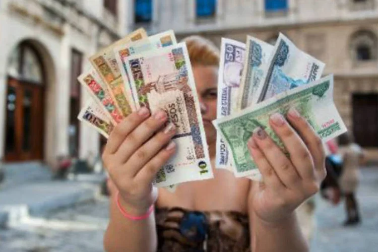 
	Notas de pesos cubanos e pesos convers&iacute;veis: processo de reconcilia&ccedil;&atilde;o das taxas de c&acirc;mbio entre o CUC e o CUP j&aacute; come&ccedil;ou de forma experimental, aponta Vidal
 (AFP)