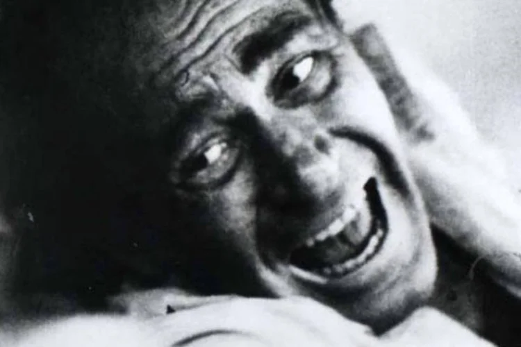 Darren McGavin no filme "Hay que matar a B" (Divulgação)