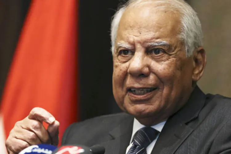 Hazem el-Beblawi: primeiro-ministro disse que seu gabinete "fez todos os esforços para tirar o Egito do túnel apertado em termos de segurança, pressões econômicas e confusão política" (Ben Job/Reuters)