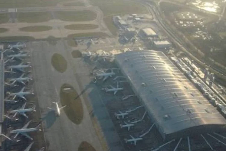 Aeroporto de Heathrow, em Londres, na Inglaterra, é um dos mais afetados com as cinzas do  vulcão na Islândia.   (.)