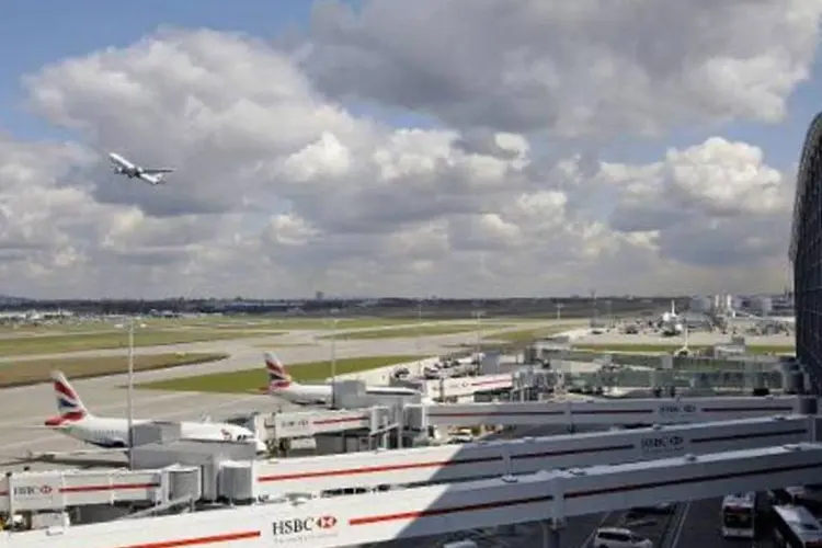 Aviões parados no aeroporto de Heathrow, em Londres: projeto de construção de um novo aeroporto foi barrado por comissão britânica (Edmond Terakopian/AFP)