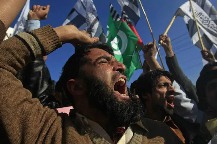 Manifestantes protestam contra o jornal Charlie Hebdo em Peshawar, Paquistão (Fayaz Aziz/Reuters)