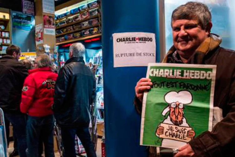 
	Charlie Hebdo: venda nos jornaleiros foi esgotada poucas horas ap&oacute;s sair &agrave;s ruas
 (Philippe Huguen/AFP)
