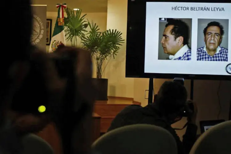 Fotos do narcotraficante Hector Beltran Leyva em uma coletiva de imprensa no México (Tomas Bravo/Reuters)