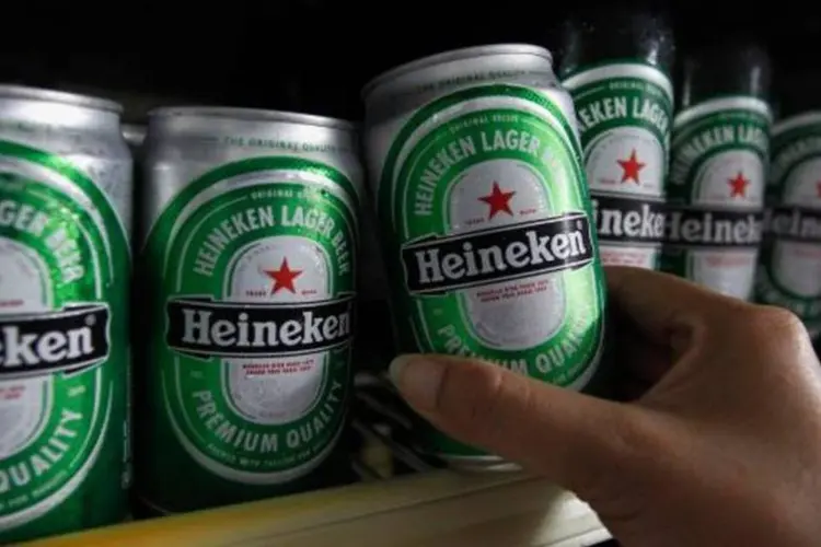 
	Latinhas da cerveja Heineken: lucro operacional cresceu mais rapidamente nas Am&eacute;ricas
 (Sukree Sukplang/Reuters)