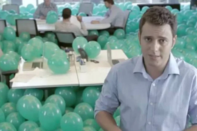 Marca se propôs a encher um balão para cada like que o vídeo tiver no YouTube (Reprodução)