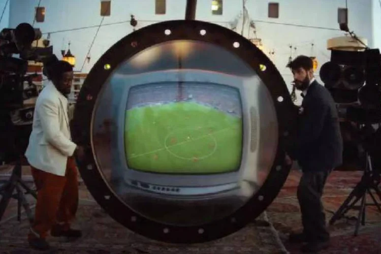 Heineken: tripulantes de navio se desdobram para ver partida de futebol com estilo (Reprodução/YouTube/HeinekenUSA)