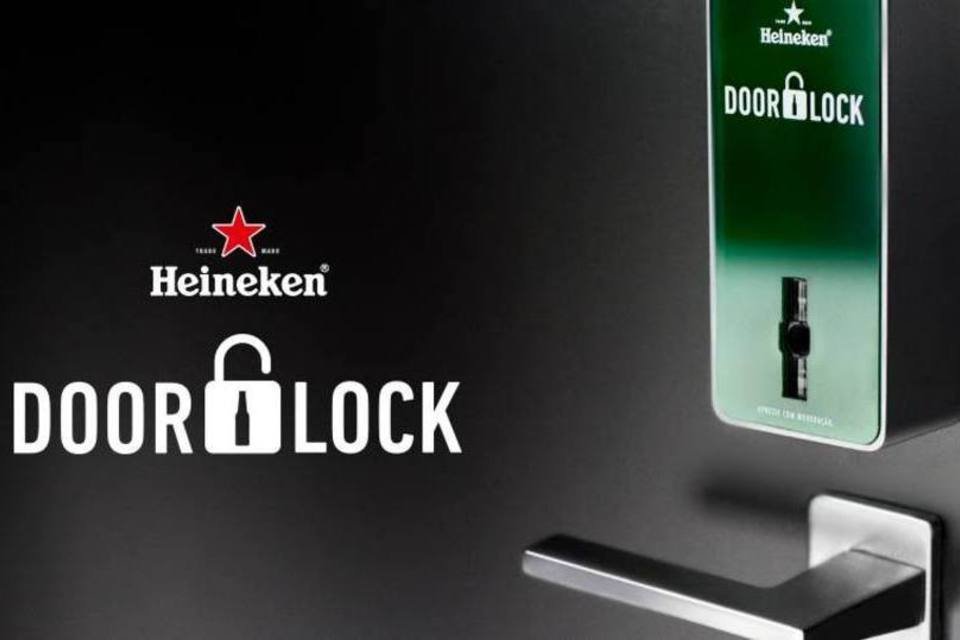 Heineken cria fechadura que só abre com a garrafa da marca