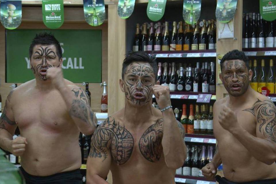 No supermercado surgiam três personagens que uivavam o grito de guerra típico dos jogadores de rugby (Reprodução/YouTube)