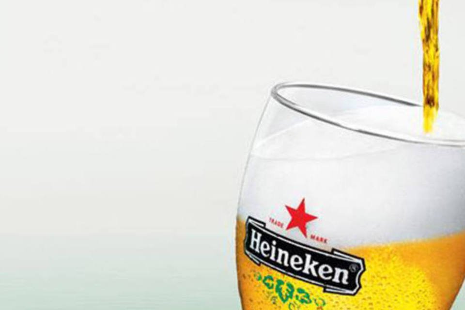 Heineken instala sofá em praia do Rio