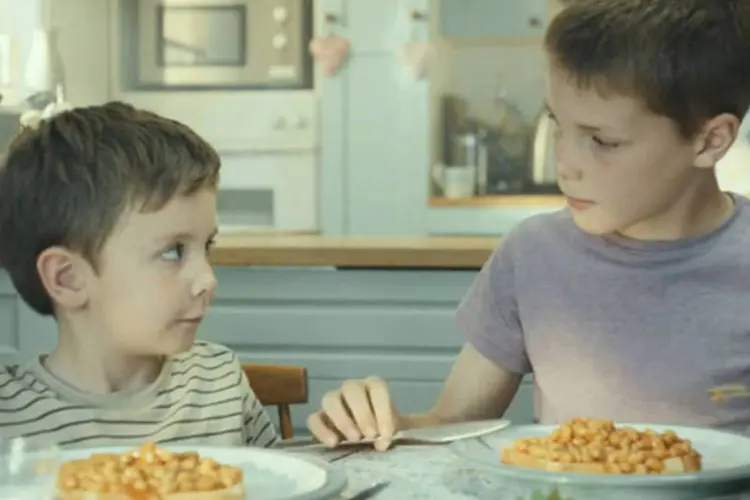 Novo comercial do Heinz Beans:  narração é conduzida pelo irmão mais velho, que apresenta o seu caçula mostrando aquelas coisas típicas de um irmão menor (Reprodução)