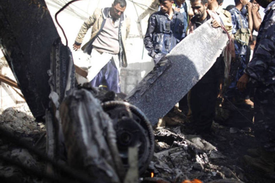 Avião cai perto de aeroporto na capital do Iêmen