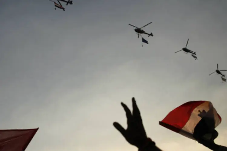 Helicópteros militares do Egito sobrevoam a praça Tahrir no Cairo (REUTERS/Khaled Abdullah)