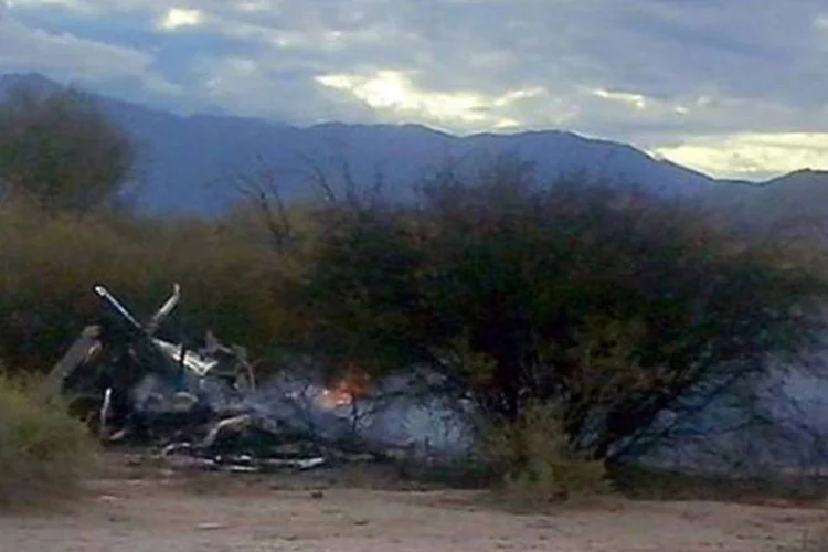 
	Restos dos helic&oacute;pteros s&atilde;o vistos ap&oacute;s o acidente em La Rioja, no norte da Argentina: atletas est&atilde;o entre os mortos
 (Aldo Portugal/AFP)