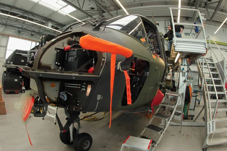 Montagem de um helicóptero militar na fábrica da Airbus Helicopters, na Alemanha (Johannes Simon/Getty Images)