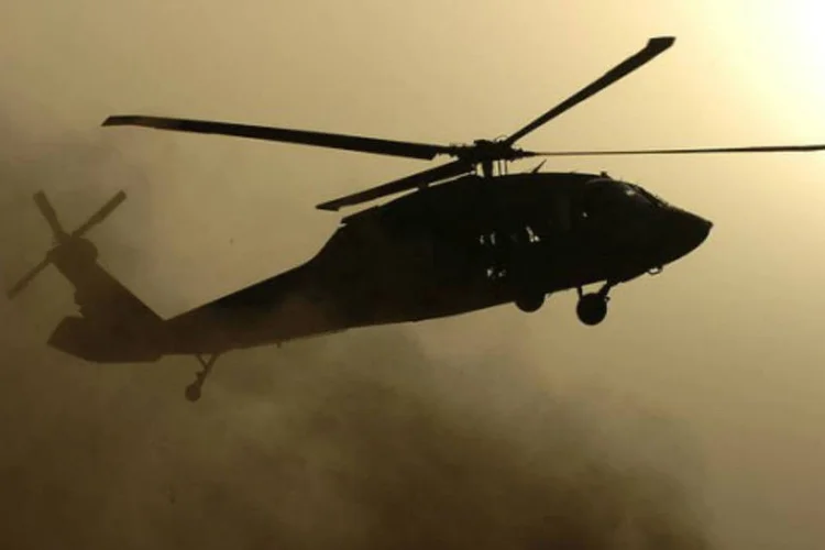 
	Helic&oacute;ptero: a aeronave fazia patrulhamento na &aacute;rea, quando acabou caindo. Testemunhas afirmaram ter ouvido um estouro antes da queda
 (The U.S. Army/Creative Commons)