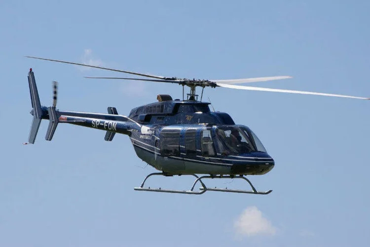 Helicóptero modelo Bell 407: de acordo com nota da PRF, “houve perda do controle, ocasionando pouso forçado” (Łukasz Golowanow/Wikimedia Commons)