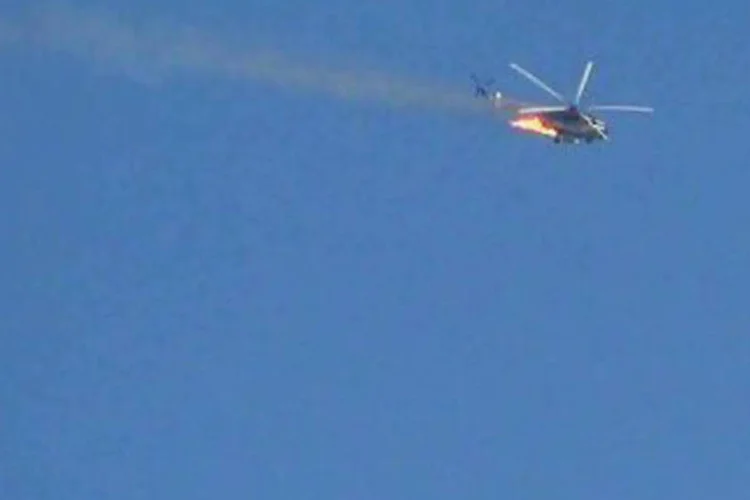 
	V&iacute;deo divulgado no YouTube mosta helic&oacute;ptero em chamas em Damasco: a televis&atilde;o s&iacute;ria anunciou a queda do helic&oacute;ptero, mas n&atilde;o divulgou detalhes
 (Youtube/AFP)