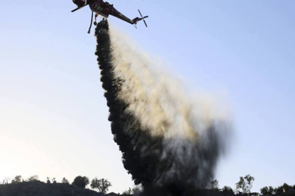 Bombeiros avançam no controle de incêndio, alerta é suspenso