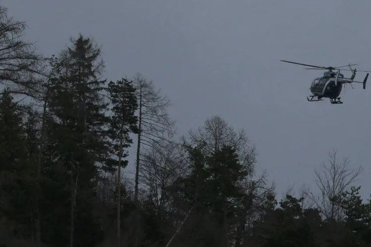 Helicóptero de resgate sobrevoa a região dos alpes franceses após queda do Airbus A320 (Robert Pratta/Reuters)