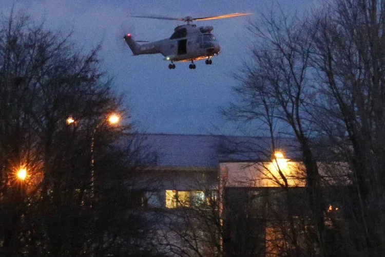 
	Helic&oacute;ptero sobrevoa regi&atilde;o industrial de Dammartin-en-Goele, na Fran&ccedil;a
 (Eric Gaillard/Reuters)