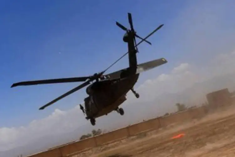 Helicóptero da Otan pousa em base de Baraki, em 2009
 (Manan Vatsyayana/AFP)