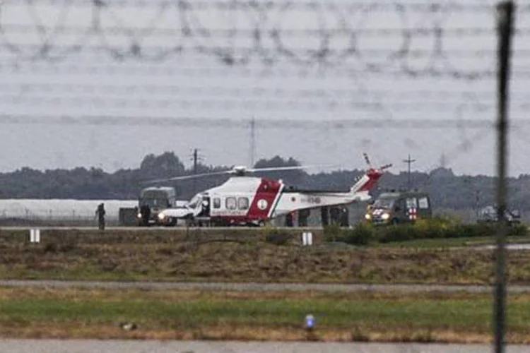 Helicóptero de resgate: homens da guarda-costeira chegaram ao cargueiro em helicóptero militar  (AFP)