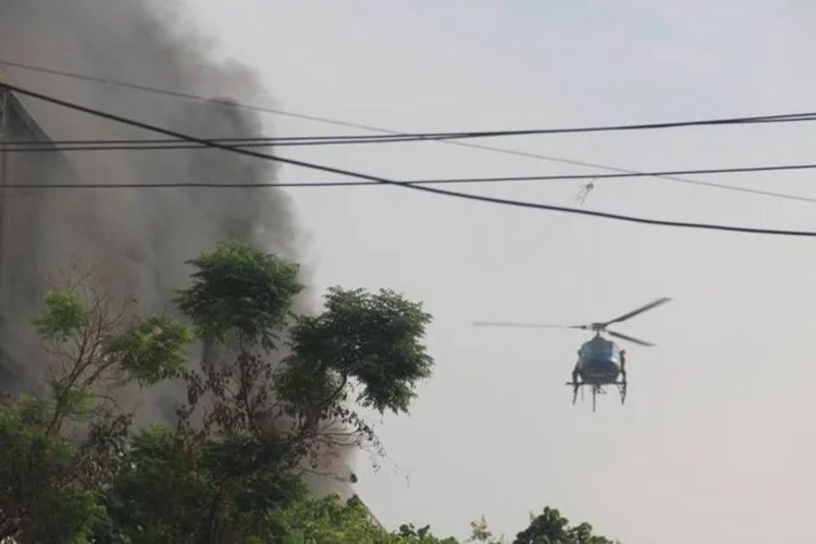 
	Helic&oacute;ptero sobrevoa pr&eacute;dio da Oi/Telemar, durante reintegra&ccedil;&atilde;o do terreno no Rio de Janeiro
 (Vladimir Platonow/ABr)