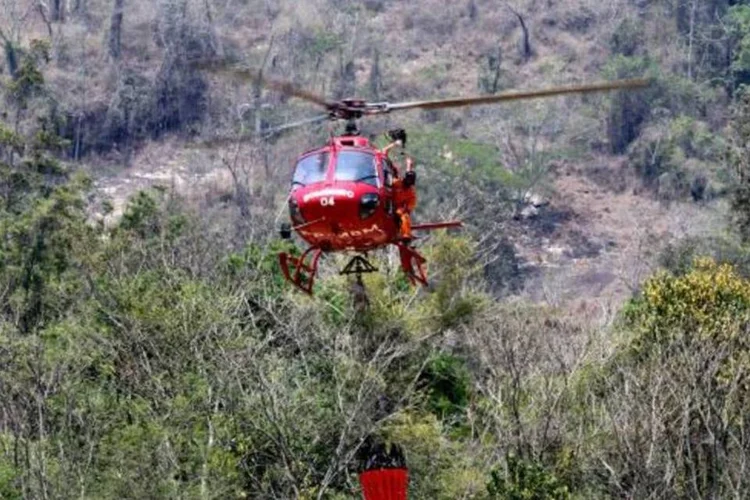
	Helic&oacute;ptero auxilia no combate ao inc&ecirc;ndio que atinge a regi&atilde;o serrana do Rio
 (Divulgação/Governo do Rio de Janeiro)