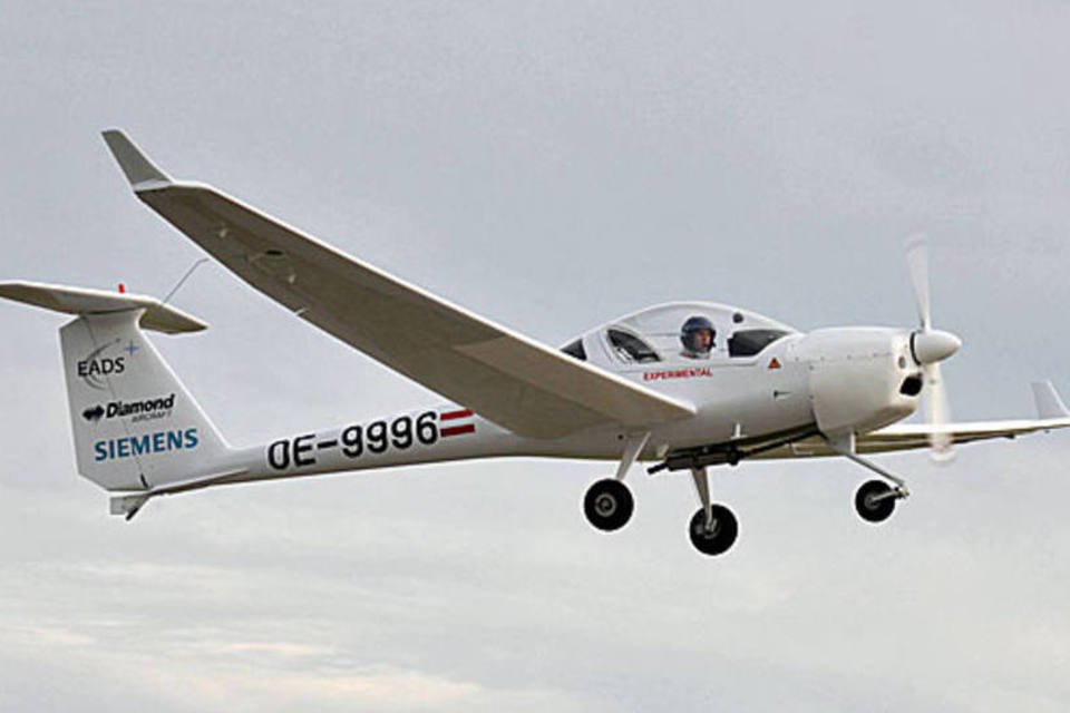 Primeiro avião híbrido para produção comercial decola em Paris