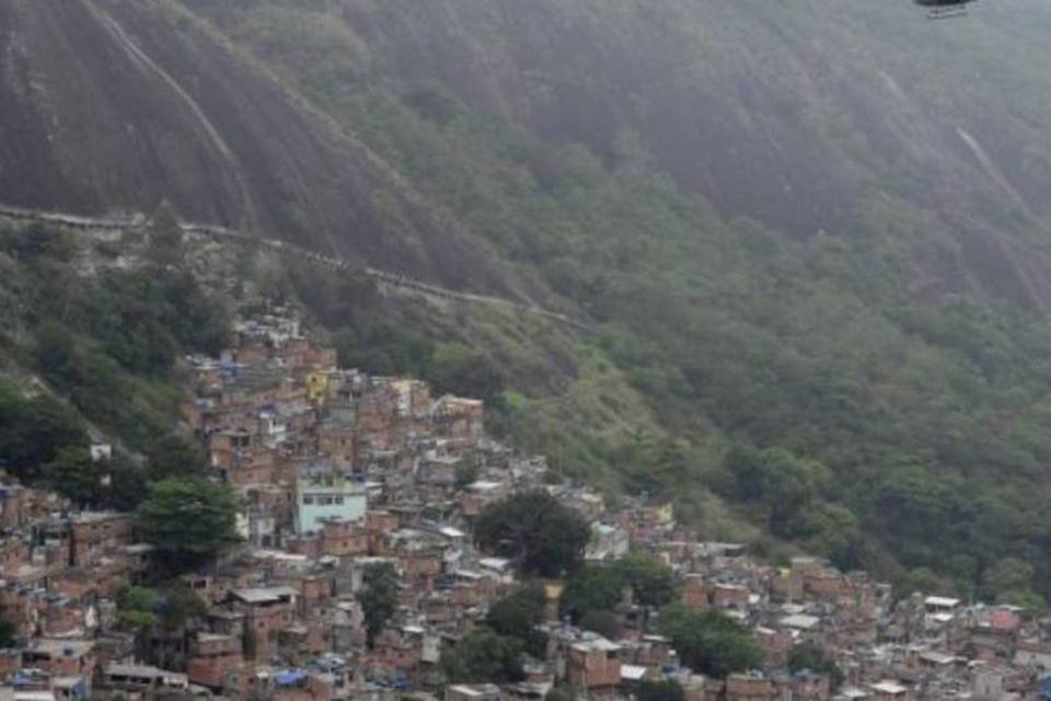 
	Helic&oacute;ptero sobrevoa a Rocinha: jovens moradores de favelas do Rio gostam de onde vivem, apesar das dificuldades
 (Divulgação/Governo do Estado do Rio de Janeiro/Marino Azevedo)