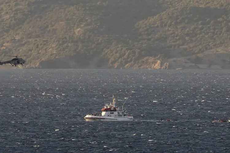 
	Helic&oacute;ptero tenta resgatar imigrantes em barco a deriva no mar Egeu: os fortes ventos dificultam as opera&ccedil;&otilde;es de salvamento
 (REUTERS/Giorgos Moutafis)