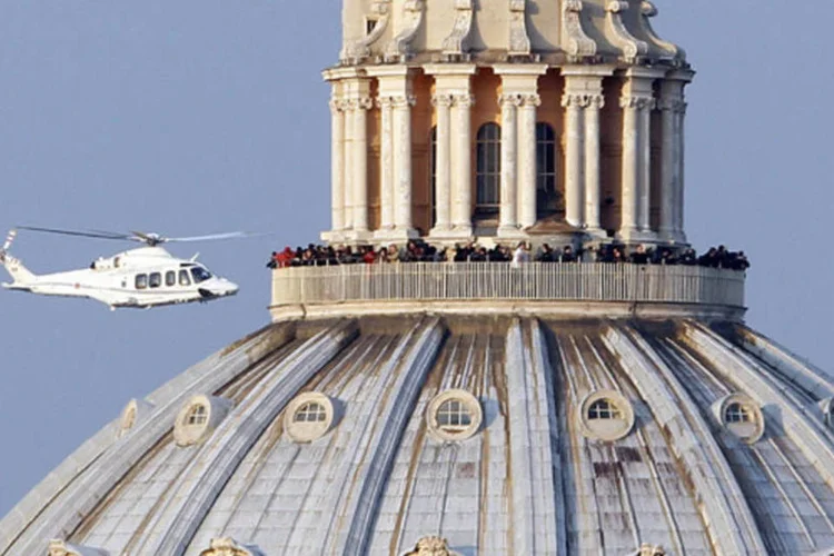
	Helic&oacute;ptero que transportou o papa: alguns detalhes ainda est&atilde;o indefinidos, j&aacute; que Bento 16 rompeu a tradi&ccedil;&atilde;o de que os pontificados s&oacute; terminam com a morte do papa
 (REUTERS/Alessandro Bianchi)
