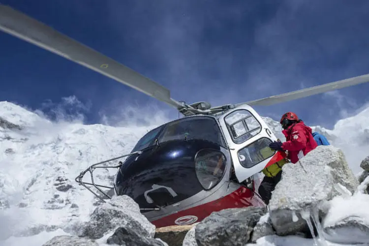 
	Helic&oacute;ptero de resgate no Everest ap&oacute;s terremoto no Nepal: mortos participavam de busca a&eacute;rea por sobreviventes
 (REUTERS/6summitschallenge.com)