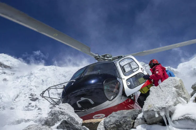 
	Helic&oacute;ptero de resgate no Everest: cerca de 350 alpinistas estrangeiros, e o dobro de guias locais sherpas, estavam na montanha quando ocorreu o desastre
 (REUTERS/6summitschallenge.com)