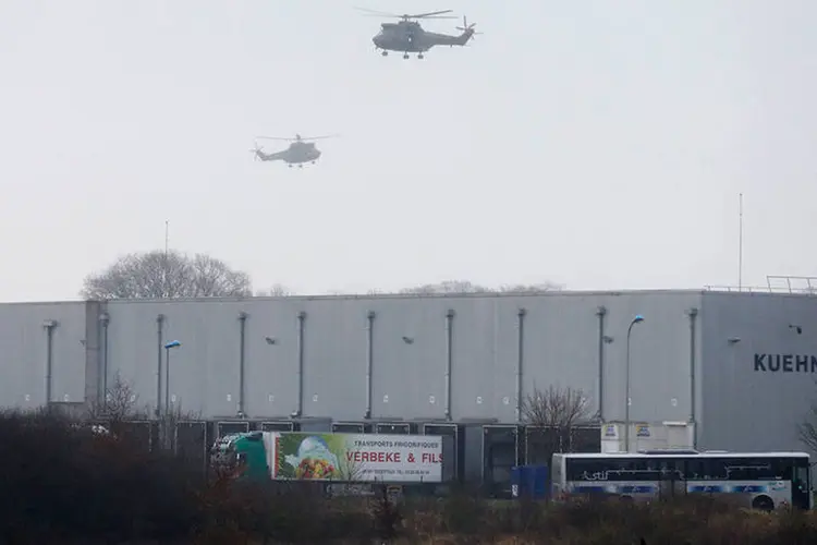 Helicópteros com as forças de segurança da França durante busca a terroristas a nordeste de Paris  (REUTERS/Pascal Rossignol)