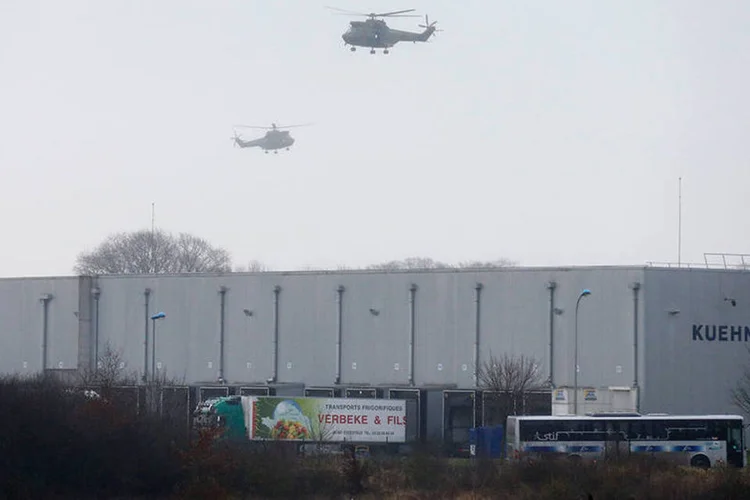 Helicópteros com as forças de segurança da França durante busca a terroristas a nordeste de Paris  (REUTERS/Pascal Rossignol)