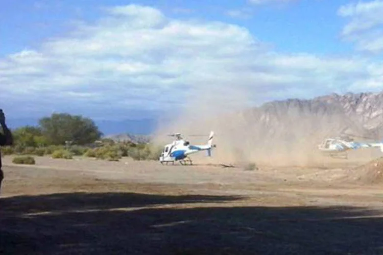 Os dois helicópteros se preparam para decolar pouco antes do acidente aéreo em La Rioja, na Argentina (Aldo Portugal/AFP)