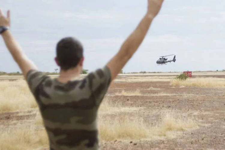
	Helic&oacute;ptero franc&ecirc;s pousa no Mali: o governo franc&ecirc;s, que mant&eacute;m 2 mil soldados no Mali, comprometeu-se a repassar US$ 47 milh&otilde;es.
 (AFP/ Fred Dufour)