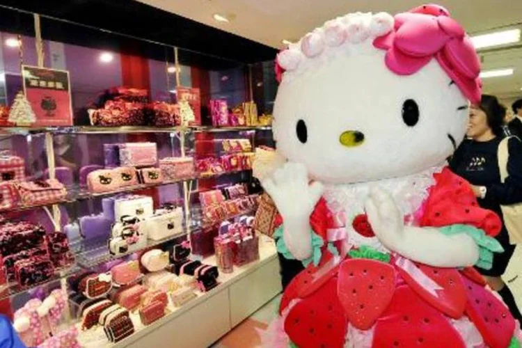 A personagem Hello Kitty prestigia a abertura da maior loja da Sanrio, em Tóquio (Yoshikazu Tsuno/AFP)