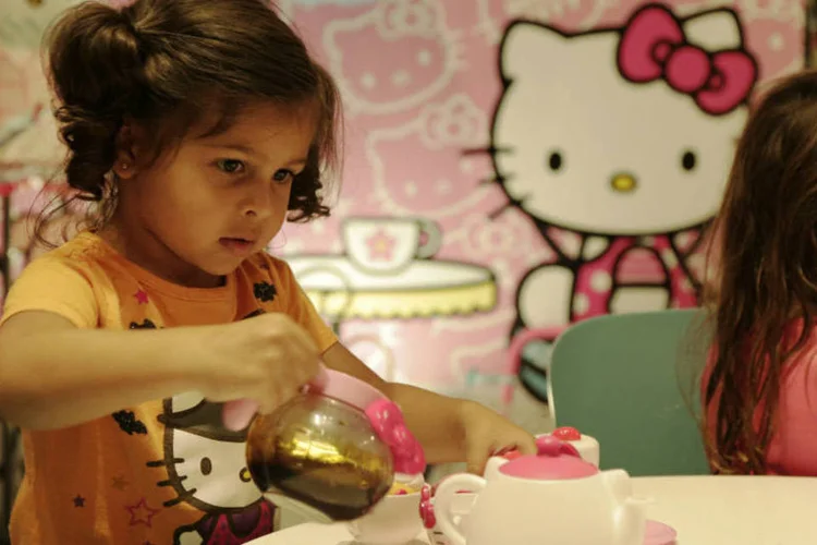 
	Menina se diverte brincando com itens da Hello Kitty: a suposta gatinha, que na realidade &eacute; uma menina, foi criada no Jap&atilde;o e completa hoje 40 anos de exist&ecirc;ncia
 (Dan R. Krauss/Stringer)