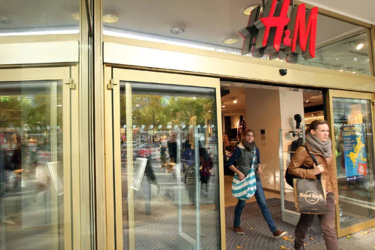 
	Consumidores saindo de uma loja da H&amp;M: vendas totais no per&iacute;odo subiram 9% em moedas locais, contra a previs&atilde;o de um aumento de 10%
 (Adam Berry/Getty Images)