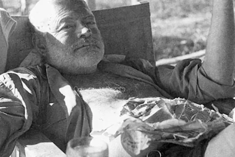 
	Escritor americano Ernest Hemingway em safari na &Aacute;frica: &quot;nunca tive uma manh&atilde; na &Aacute;frica&nbsp;na qual n&atilde;o despertasse feliz&quot;, escreveu
 (Creative Commons)