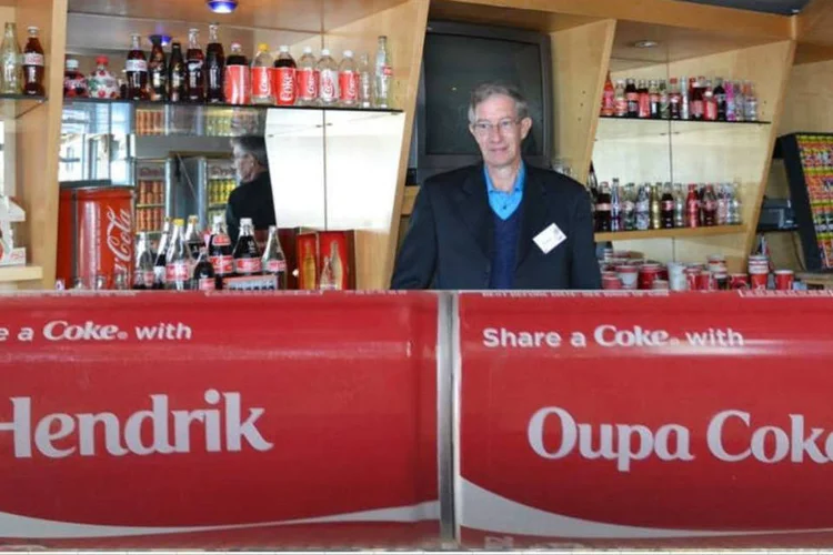 Hendrik Botha: colecionador explicou ter começado a juntar itens da marca em 2002, depois que resolveu completar uma série de latas comemorativas (Reprodução/Facebook)