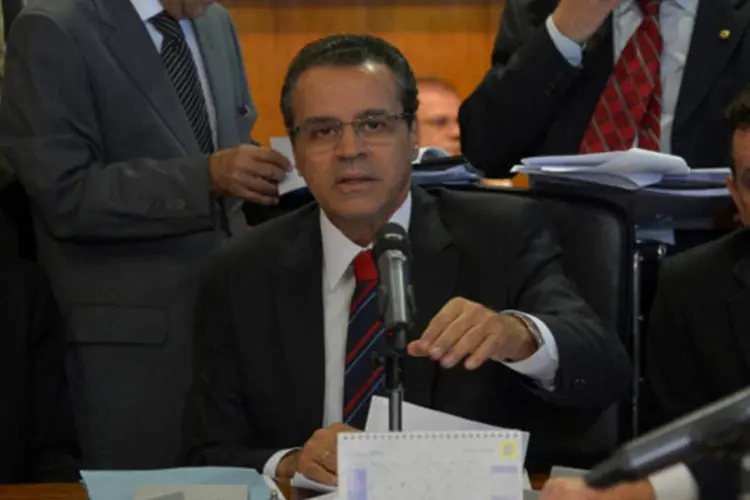 O presidente da Câmara dos Deputados, Henrique Alves, reunido com líderes: a última tentativa da Câmara de votar a reforma política foi em abril. (Wilson Dias/ABr)